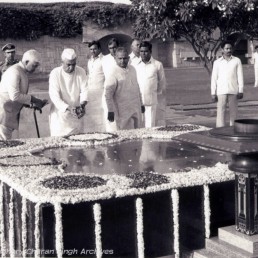 1979-08-15-1979-07-30-Prime-Minister-Ch.-Charan-Singh-at-Raj-Ghat-before-proceeding-to-Red-Fort-uai-258x258